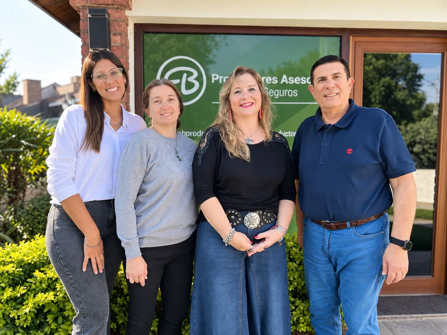 El equipo de EB Productores en la puerta de la oficina de Salto Grande
